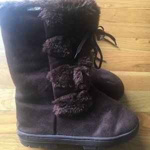Light weight fake fur fake suede boots
